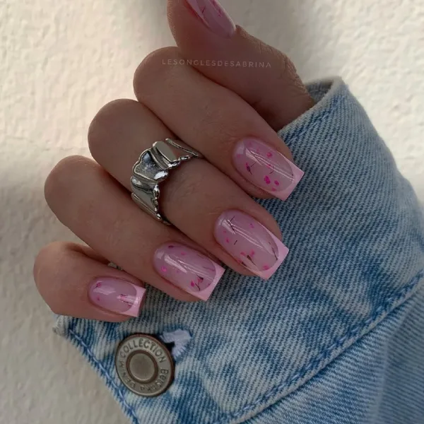 Рожевий Французький Манікюр: Квадратні Нігті з Квітковим Мінімалізмом