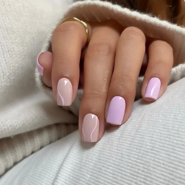 Бежево-фіолетовий манікюр: мінімалізм та абстракція на квадратних нігтях