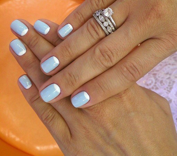 Синій мінімалістичний френч гель-лаком на коротких нігтях