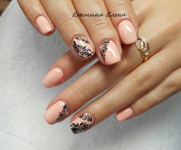 Бежевий манікюр з чорними квітами та сріблястими стразами