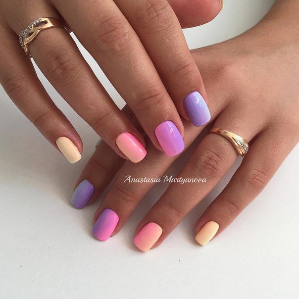 Матовий омбре манікюр з фіолетовим і рожевим градієнтом