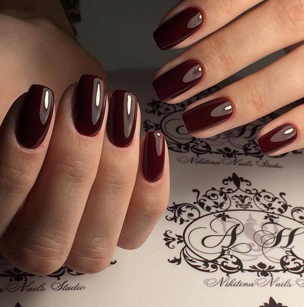 Мінімалістичний бордовий манікюр гель-лаком на овальних нігтях
