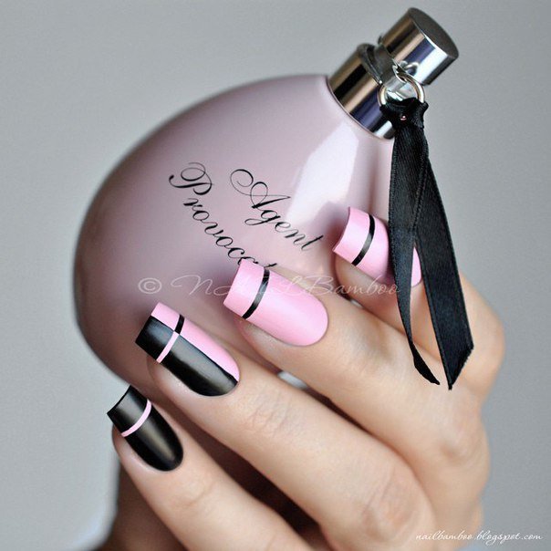 Геометричний дизайн на овальних нігтях: рожевий мат та чорні лінії