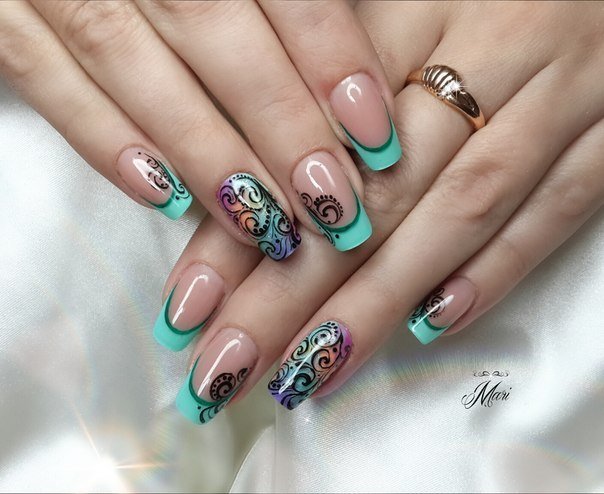 Довгі квадратні нігті: максималізм та абстракція у зелено-фіолетовому френчі