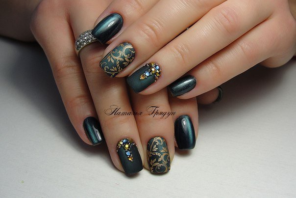 Матовий зелений манікюр з золотими квітами та стразами