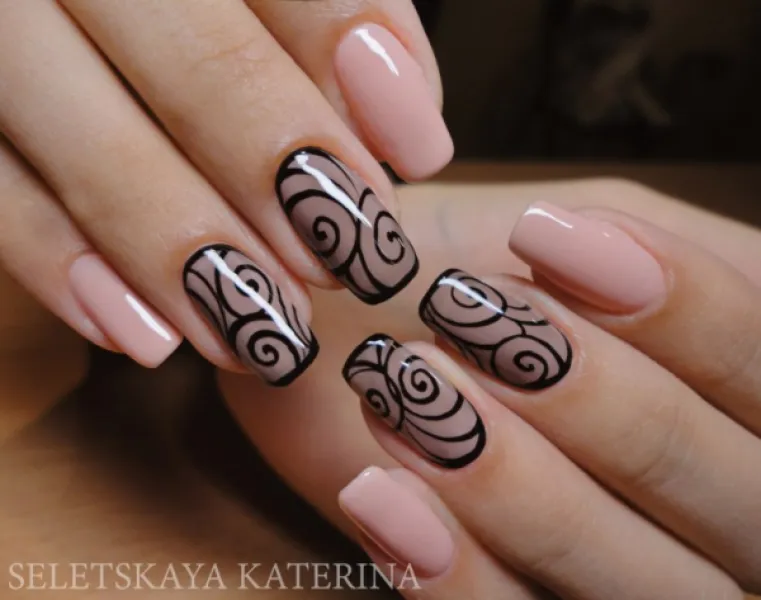 Бежевий з чорною абстракцією: елегантність на овальних нігтях