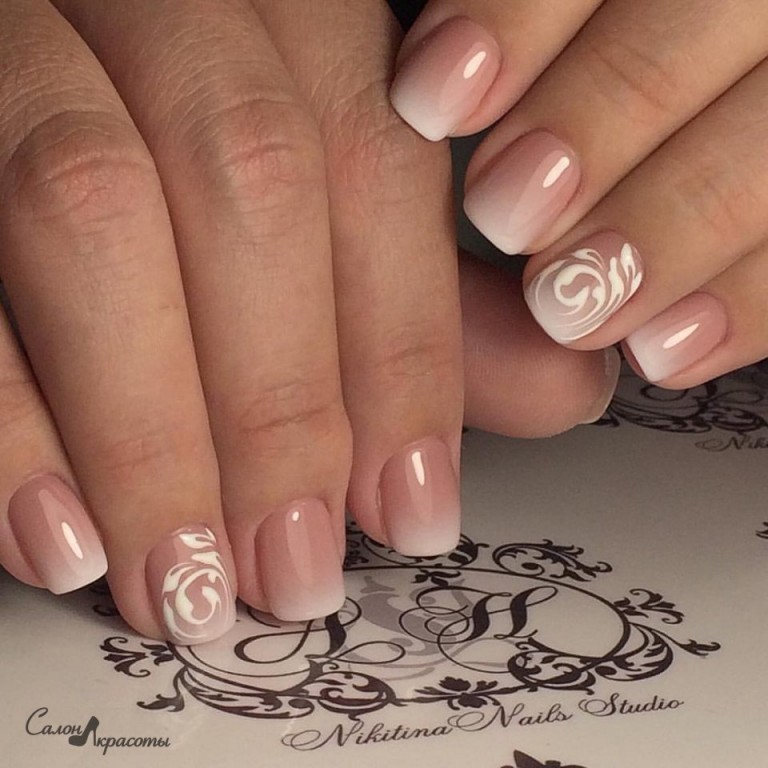 Бежевий омбре манікюр з білими абстрактними лініями