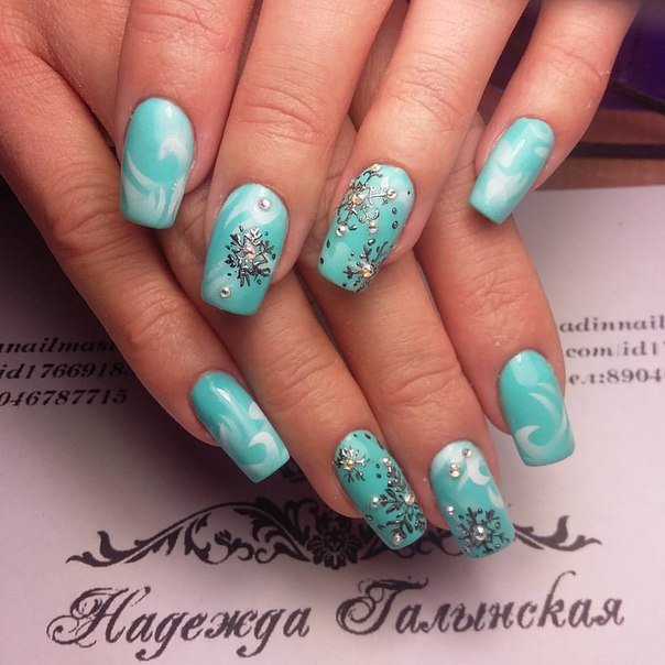 Блискучий синій 3D манікюр з об'ємним дизайном та стразами