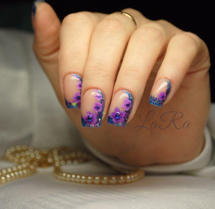 Об'ємний фіолетовий манікюр з квітами та блискітками