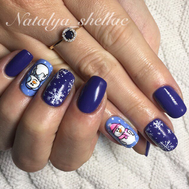 Святковий синій манікюр з блискітками та ручним розписом