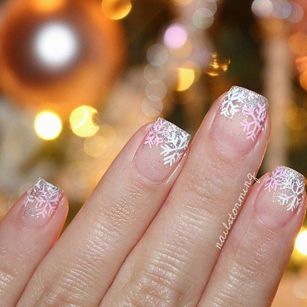 Святковий френч з рожевою базою та срібними візерунками