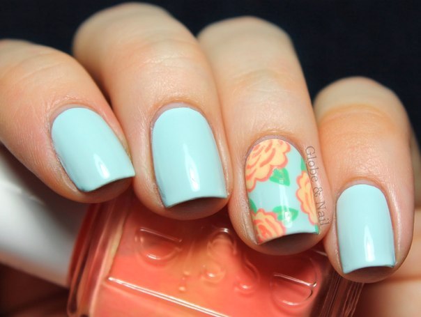 Квітковий дизайн нігтів: синій з помаранчевими та зеленими квітами