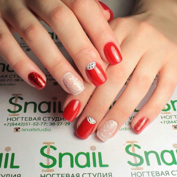 Овальний манікюр: червоний гель-лак з білими квітами та стразами