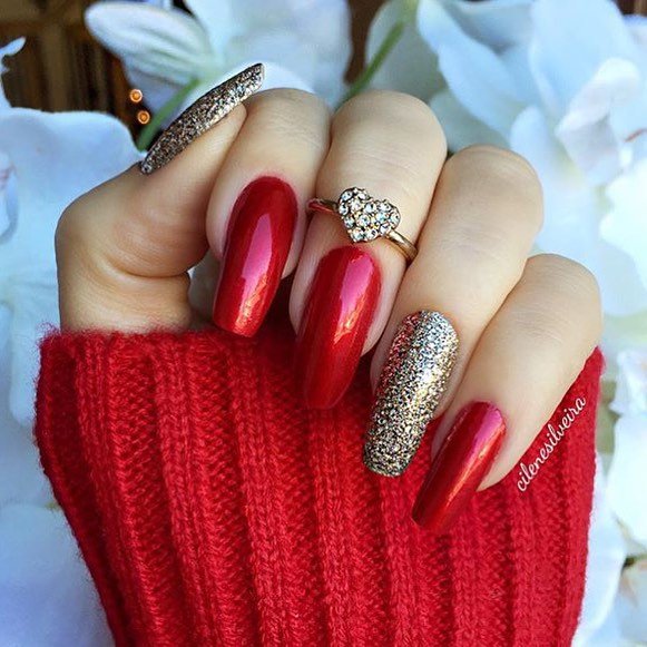 Довгі червоні нігті форми труна з блискучими золотими акцентами