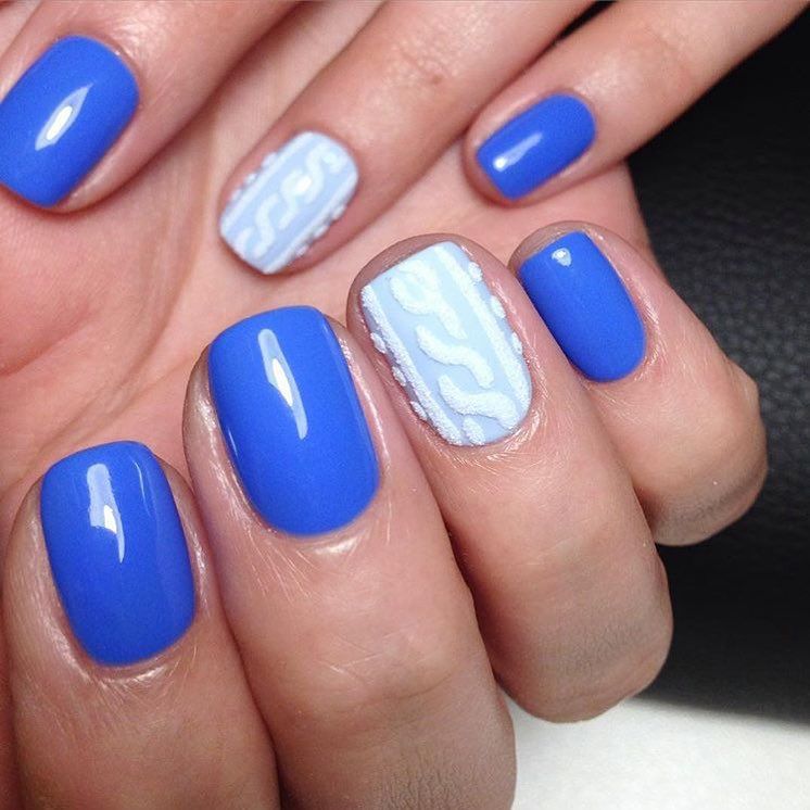 Зимовий синій 3D манікюр: об'ємні візерунки та білий акцент на коротких нігтях