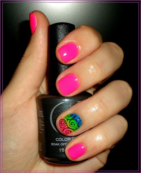 Рожевий манікюр з яскравими абстрактними бризками фарб