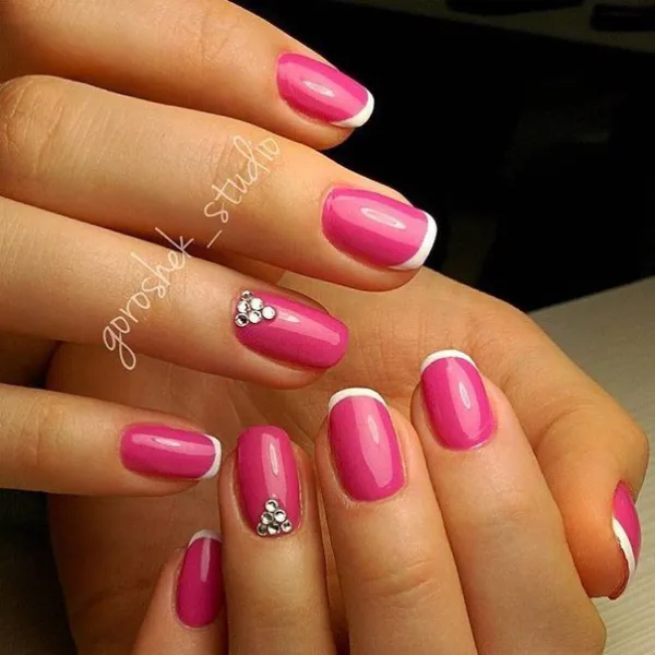 Рожево-білий 3D френч зі стразами: овальні нігті для романтичних образів