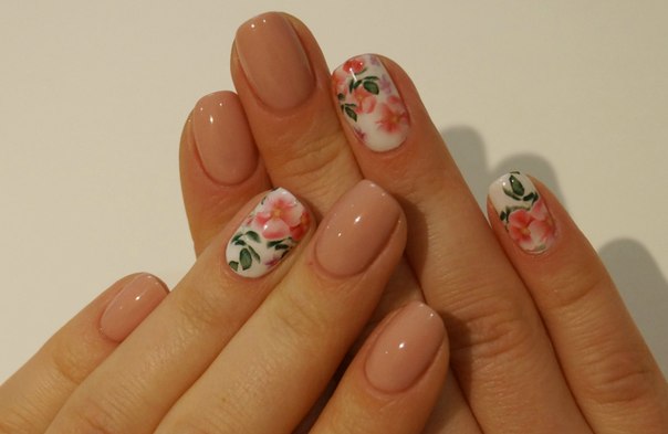 Овальний манікюр: бежево-рожевий квітковий дизайн з ручним розписом