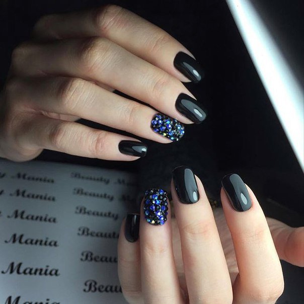 Екстравагантний чорно-синій манікюр: 3D дизайн зі стразами на овальних нігтях