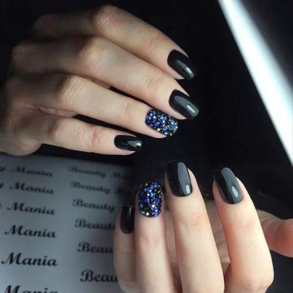Чорно-синій манікюр: овальна розкіш з 3D ефектом та стразами
