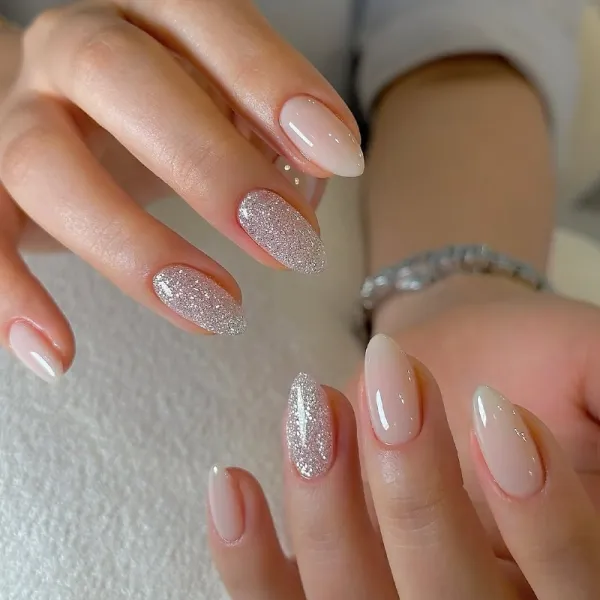 Бежевий мінімалізм з блискітками: мигдалеподібний манікюр гель-лаком