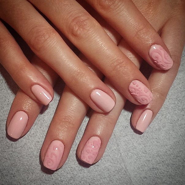 Овальні нігті в рожевому 3D мінімалізмі: витончений ручний розпис