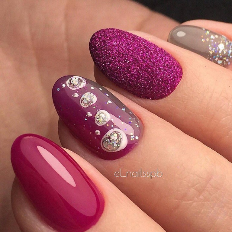 Фіолетовий манікюр з блискучими стразами та 3D елементами