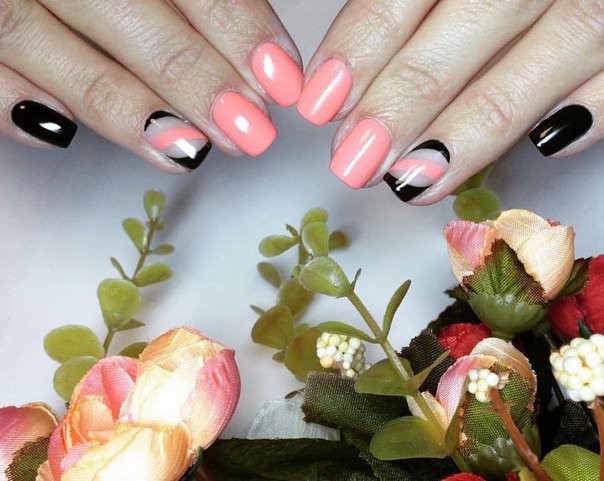 Геометричний манікюр: рожева база та чорні лінії