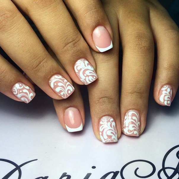 Білий френч з квітковим розписом на овальних нігтях