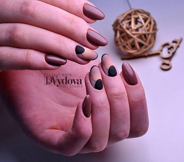 Матовий коричневий манікюр з чорною геометрією на мигдалеподібних нігтях