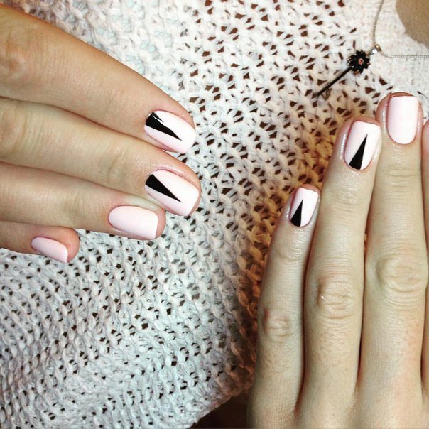 Рожевий манікюр з чорними геометричними лініями на коротких нігтях