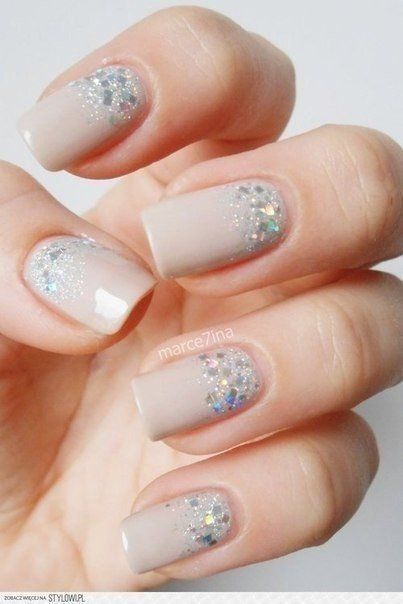 Бежевий манікюр з сріблястими блискітками на квадратних нігтях