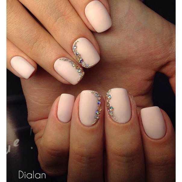 Матовий бежевий манікюр зі срібними стразами на коротких нігтях
