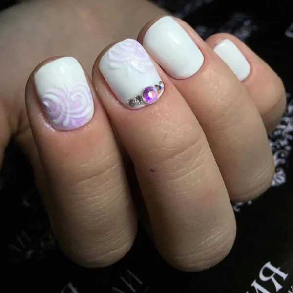 Овальні нігті: Біло-фіолетова 3D абстракція з блиском