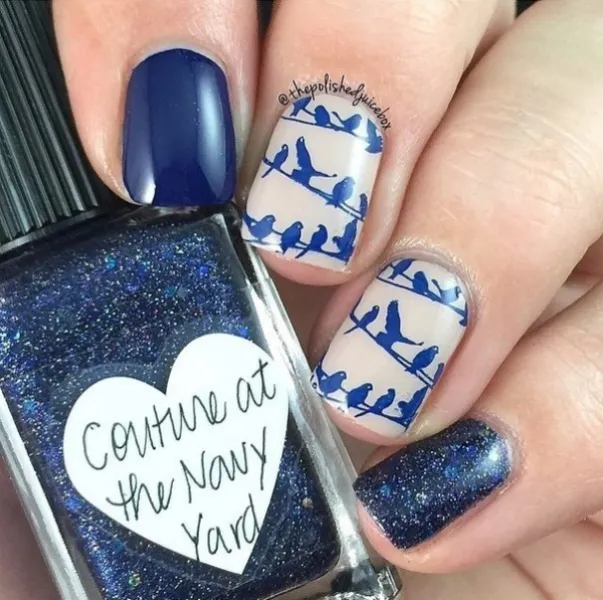 Синій з бежевим: овальний манікюр з блискітками та негативним простором