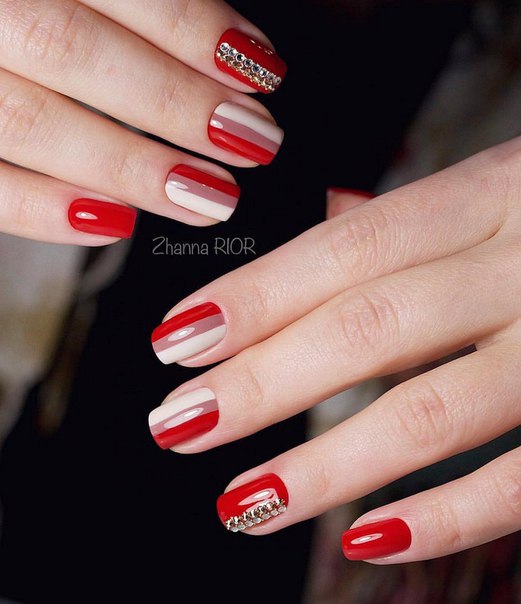 Червоний з золотом: святковий блиск та геометричний шик на коротких квадратах