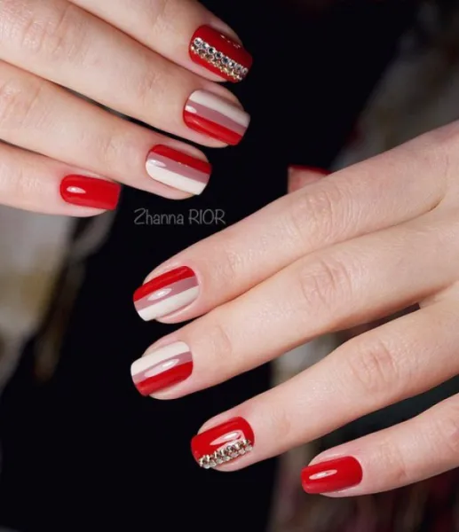 Червоний з золотом: геометричний блиск на коротких квадратних нігтях