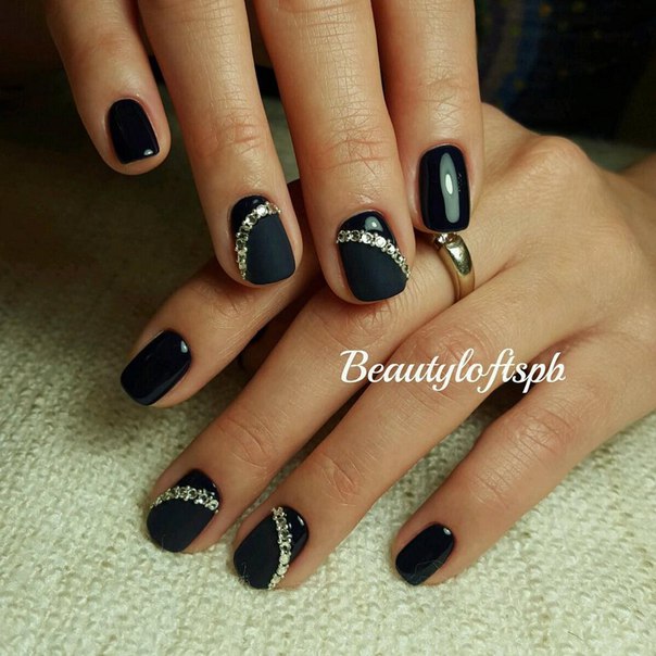 Чорний матовий манікюр з блискучими срібними акцентами на круглих коротких нігтях