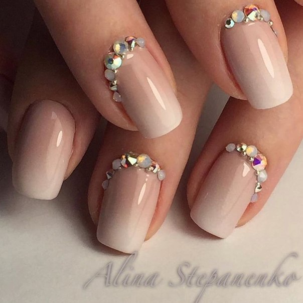 Бежевий омбре манікюр зі сріблястими стразами та 3D ефектом