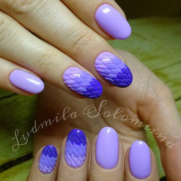 Фіолетовий омбре манікюр з 3D ефектом на середніх овальних нігтях
