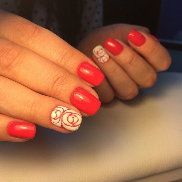 Червоний манікюр з білими квітами: ручний розпис на овальних нігтях