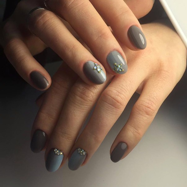 Сірий манікюр з синіми 3D-елементами та блискучими стразами