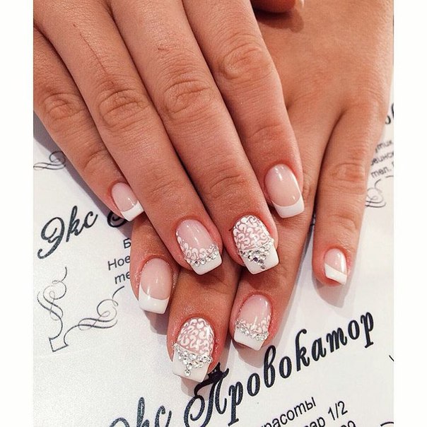 Білий френч з 3D квітковим розписом та сріблястими стразами