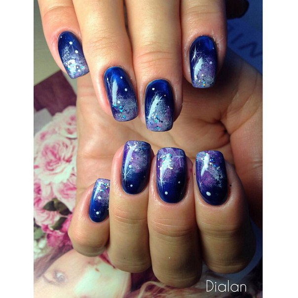 Абстрактний омбре манікюр: синій та фіолетовий з блискітками