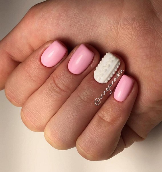 Зимовий рожевий манікюр з білим 3D-розписом на овальних нігтях