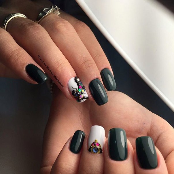 Зелений манікюр 3D з квітковим розписом та стразами