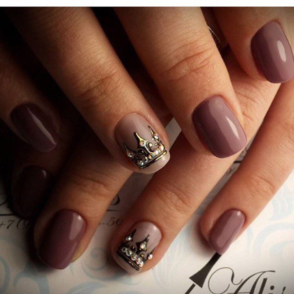 Розкішний фіолетово-бежевий манікюр: 3D дизайн для святкових круглих нігтів