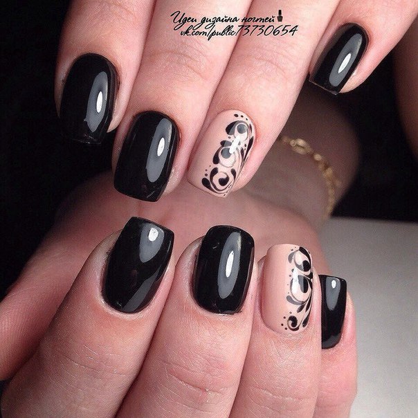 Абстрактний чорно-бежевий манікюр з ручним розписом на круглих нігтях