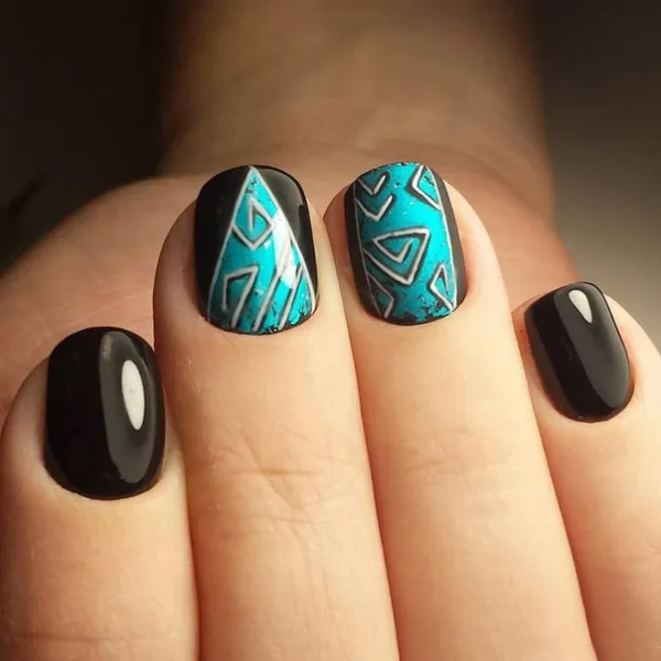 Геометрія ночі: чорно-синій абстракт на круглих нігтях