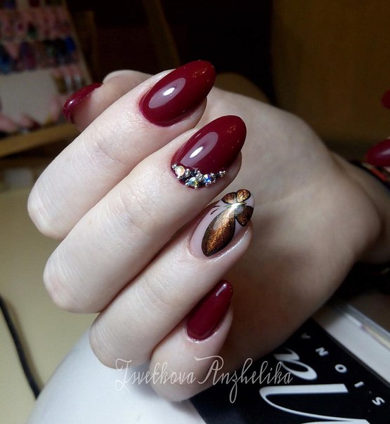 Бордовий манікюр: абстрактний дизайн з золотом та блиском